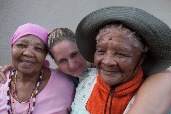 A última falante fluente, Ouma Katrina Esau, com a Dr. Kerry Jones e Johanna Koper -  (crédito: Divulgação/Paul Weinberg /Bibliotecas da Universidade da Cidade do Cabo via Khomani Hugh Brody Archive)