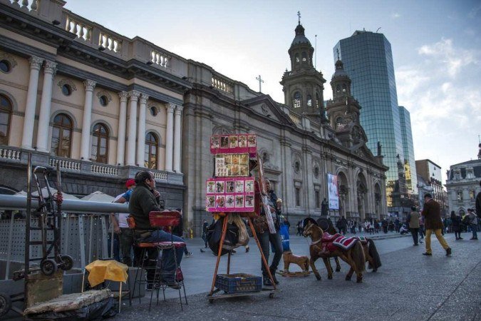 A Plaza de Armas guarda a história do país e da cidade e contrates com o Chile moderno