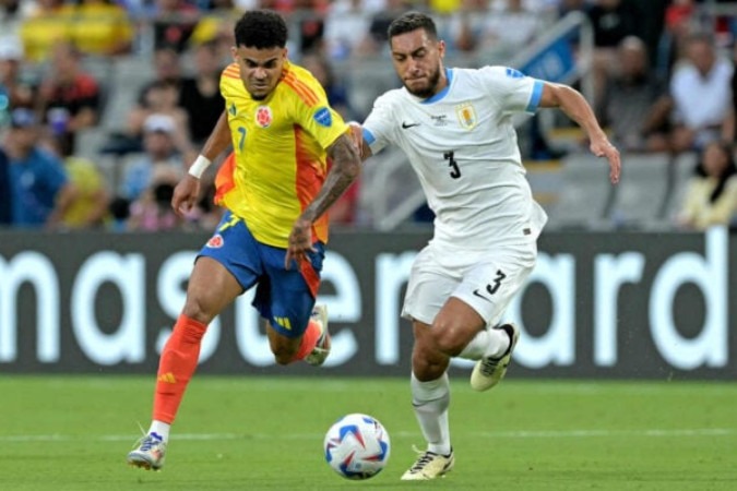  Cáceres, do Uruguai (de branco) luta pela bola com Luis Díaz, da Colômbia  -  (crédito: Foto: Juan Mabromata / AFP via Getty Images)