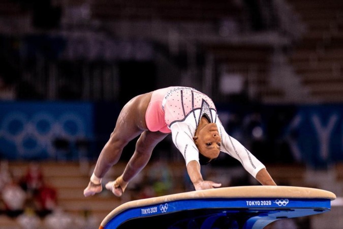 Ginasta Rebeca Andrade executando um salto no Mundial de Kitakyushu em 2021 -  (crédito: Míriam Jeske/COB)