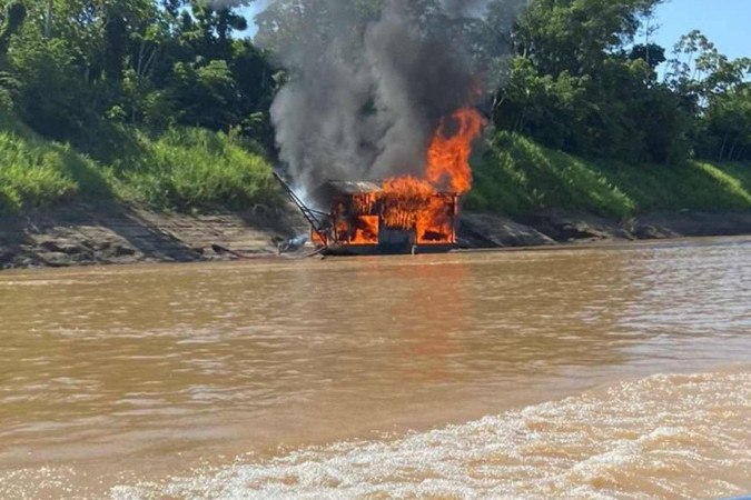 Operação Febre do Fogo, no Rio Madeira, região de Humaitá, no sul do estado do Amazonas, destruiu 32 embarcações nesta terça-feira (9/7) -  (crédito: Divulgação Polícia Federal)