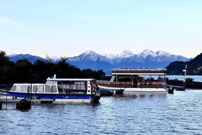 Cercada de beleza naturais, a travessia do Lago de Todos os Santos, de barco, leva 1h50min -  (crédito:  Mauro Barreto/LATAM)