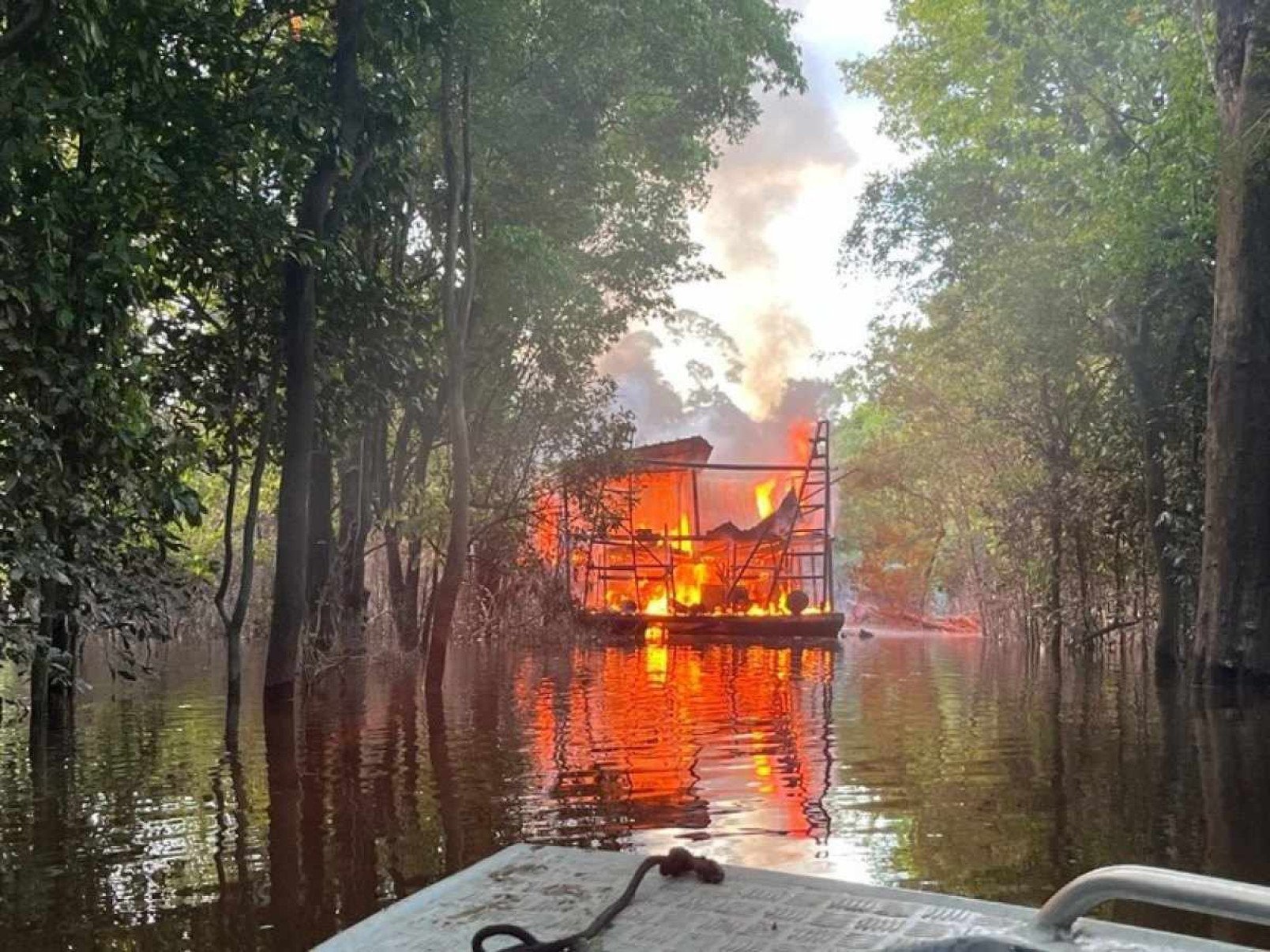 Operação Febre do Fogo, no Rio Madeira, região de Humaitá, no sul do estado do Amazonas, destruiu 86 embarcações em maio de 2024 