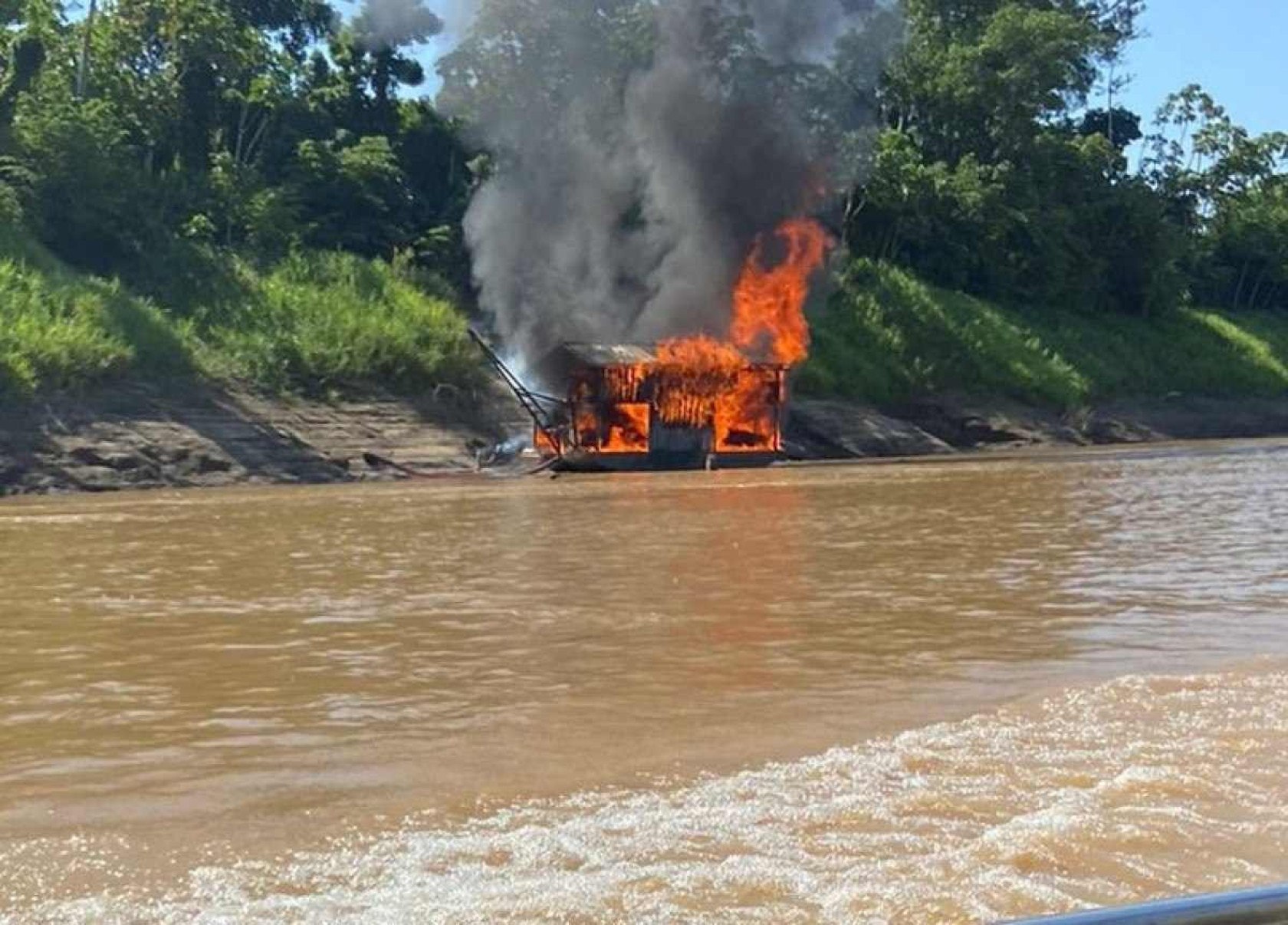 Vídeo: PF explode embarcações que faziam extração ilegal de ouro em Rondônia 