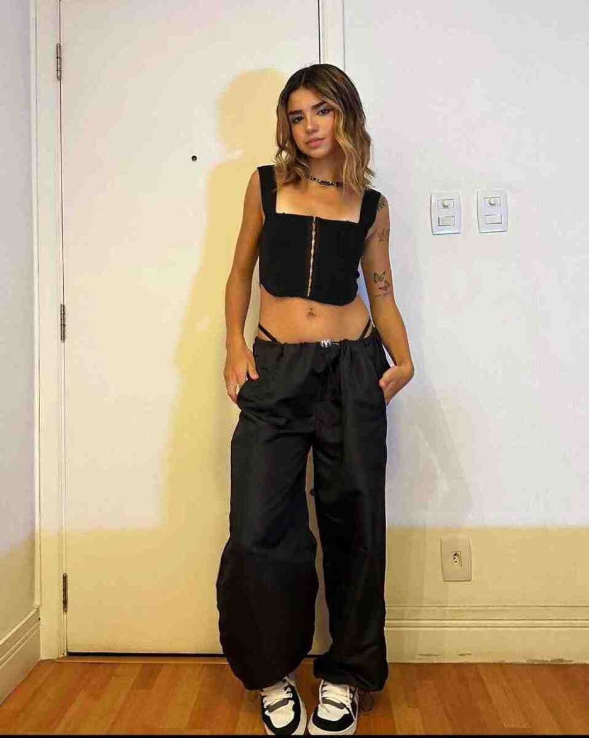 Modelos de calça baggy tem sido muito usadas a baixo da cintura. A lingerie à mostra também é outra forma que essas calças tem sido combinadas, principalmente em eventos e festas