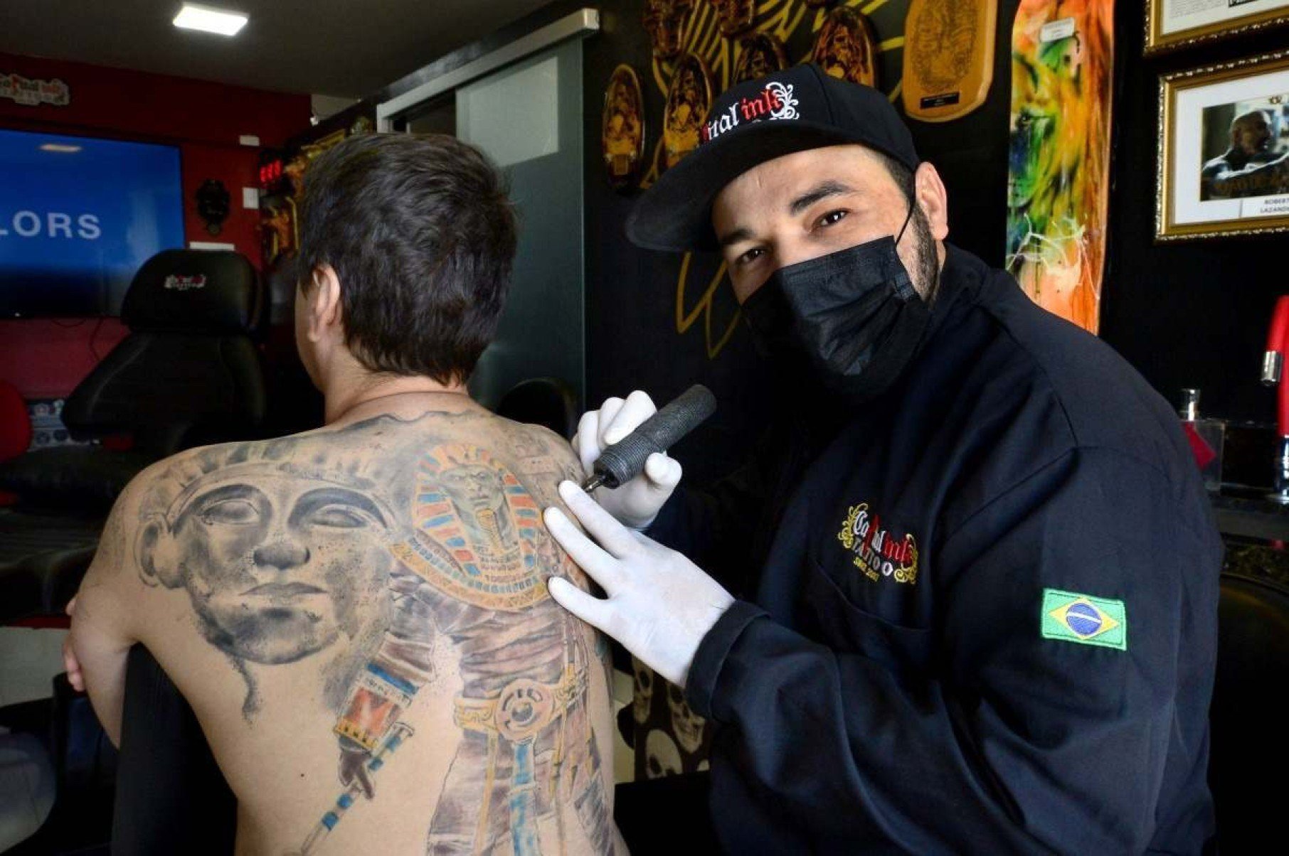Famosos que usaram anestesia para fazer tatuagem