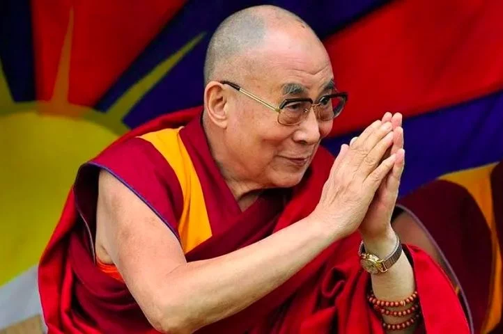 O líder espiritual do Tibete, Dalai Lama, está se recuperando de uma cirurgia no joelho. Em junho, ele deixou sua residência na cidade indiana de Dharamsala para receber tratamento nos EUA.  -  (crédito: divulgação)