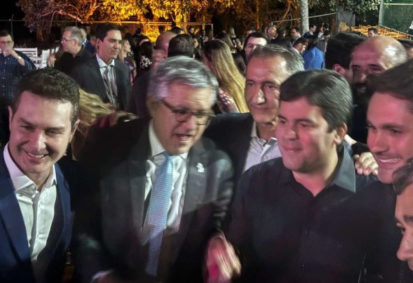 Festa de aniversário do deputado baiano Elmar nascimento reuniu todos os campos da política na noite de quarta-feira (10/7)