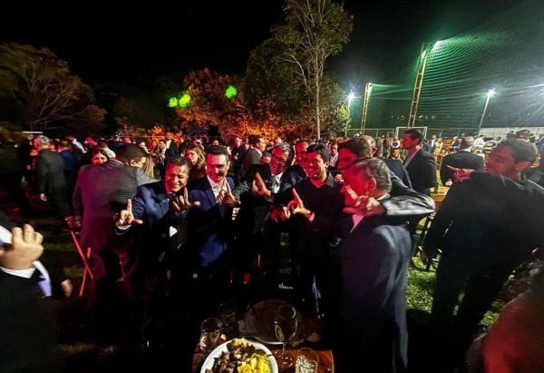 Festa de aniversário do deputado baiano Elmar nascimento reuniu todos os campos da política na noite de quarta-feira (10/7)