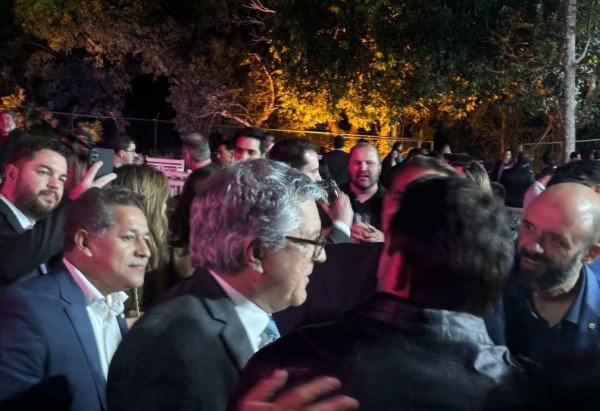 Festa de aniversário do deputado baiano Elmar nascimento reuniu todos os campos da política na noite de quarta-feira (10/7)