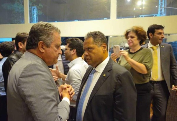 Festa de aniversário do deputado baiano Elmar nascimento reuniu todos os campos da política na noite de quarta-feira (10/7)