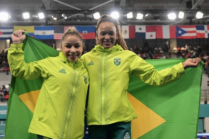 As ginastas Rebeca Andrade e Flávia Saraiva são apenas duas entre as 153 mulheres brasileiras que estarão em Paris -  (crédito: MARTIN BERNETTI/AFP)