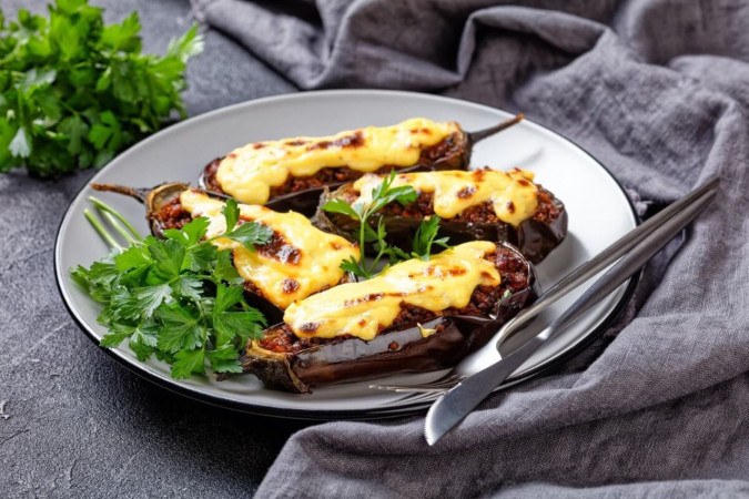 Berinjela recheada com carne moída e queijo (Imagem: from my point of view | Shutterstock)  -  (crédito: EdiCase)