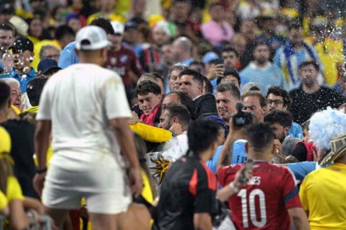  Colombia's supporters (L) clash with Uruguay's supporters (R) at the end of the Conmebol 2024 Copa America tournament semi-final football match between Uruguay and Colombia at Bank of America Stadium, in Charlotte, North Caroline on July 10, 2024. (Photo by JUAN MABROMATA / AFP) (Photo by JUAN MABROMATA/AFP via Getty Images)
     -  (crédito:  AFP via Getty Images)