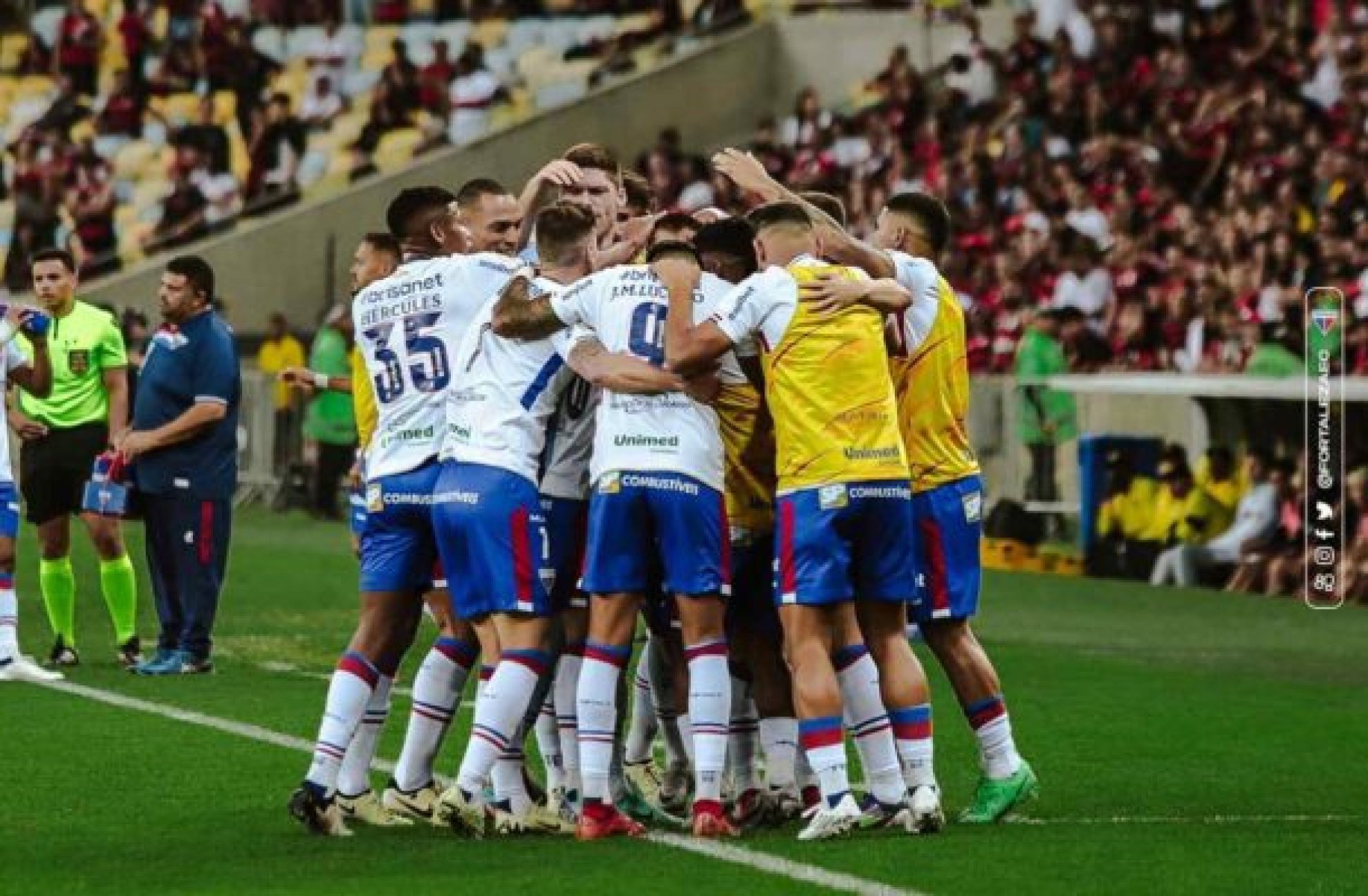 Jogadoes do Fortaleza celebram o primeiro gol sobre o Flamengo. Cearenses vencem por 2 a 1 -  (crédito: Foto: Matheus Amorim/FEC)
