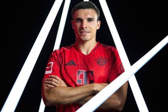Palhinha veste a camisa do Bayern de Munique após assinar contrato  -  (crédito:  Foto: Divulgação/Bayern de Munique)
