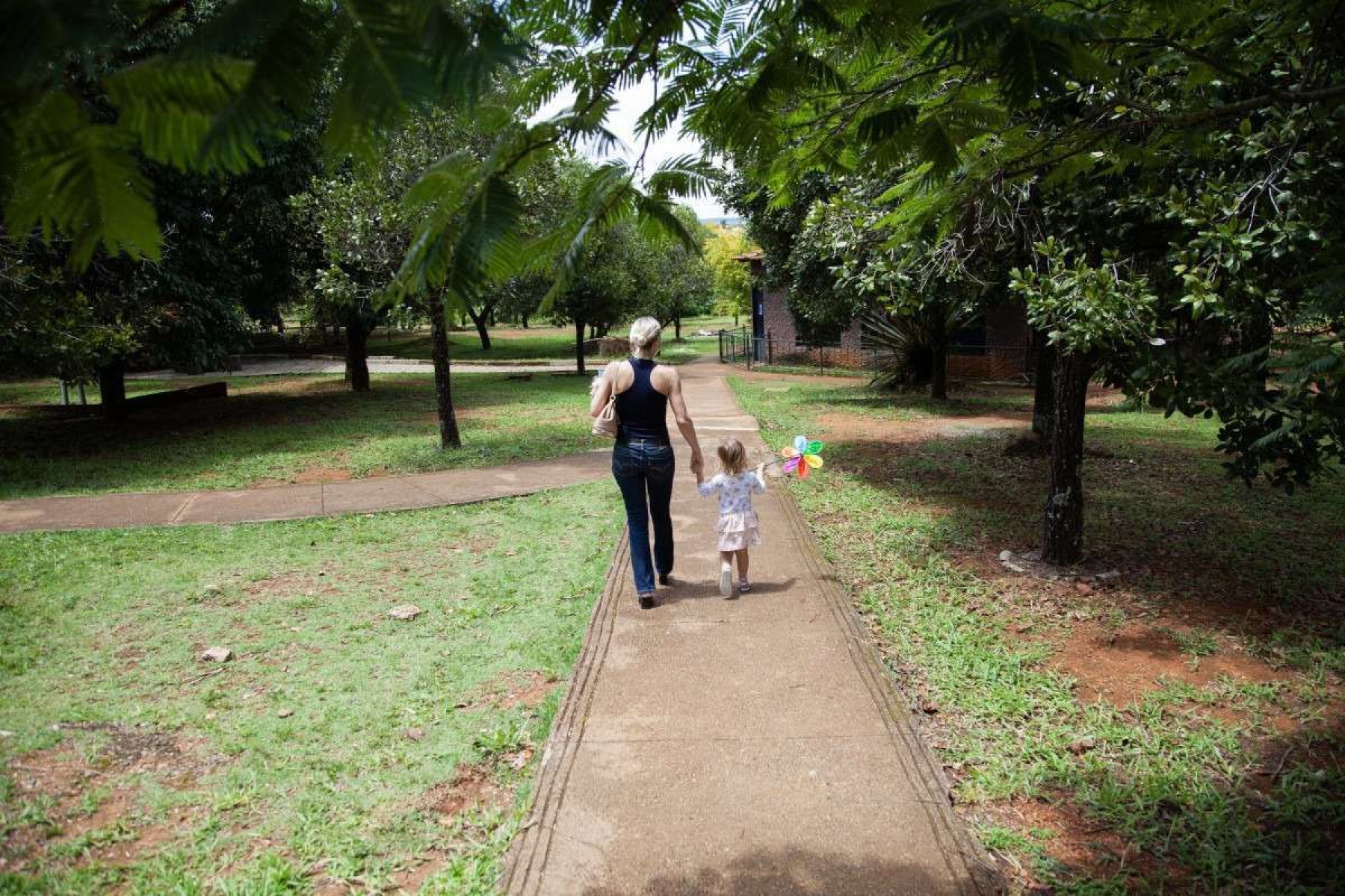 Erika revive a infância com sua neta Aurora, filha de Pedro no Zoológico de Brasília 