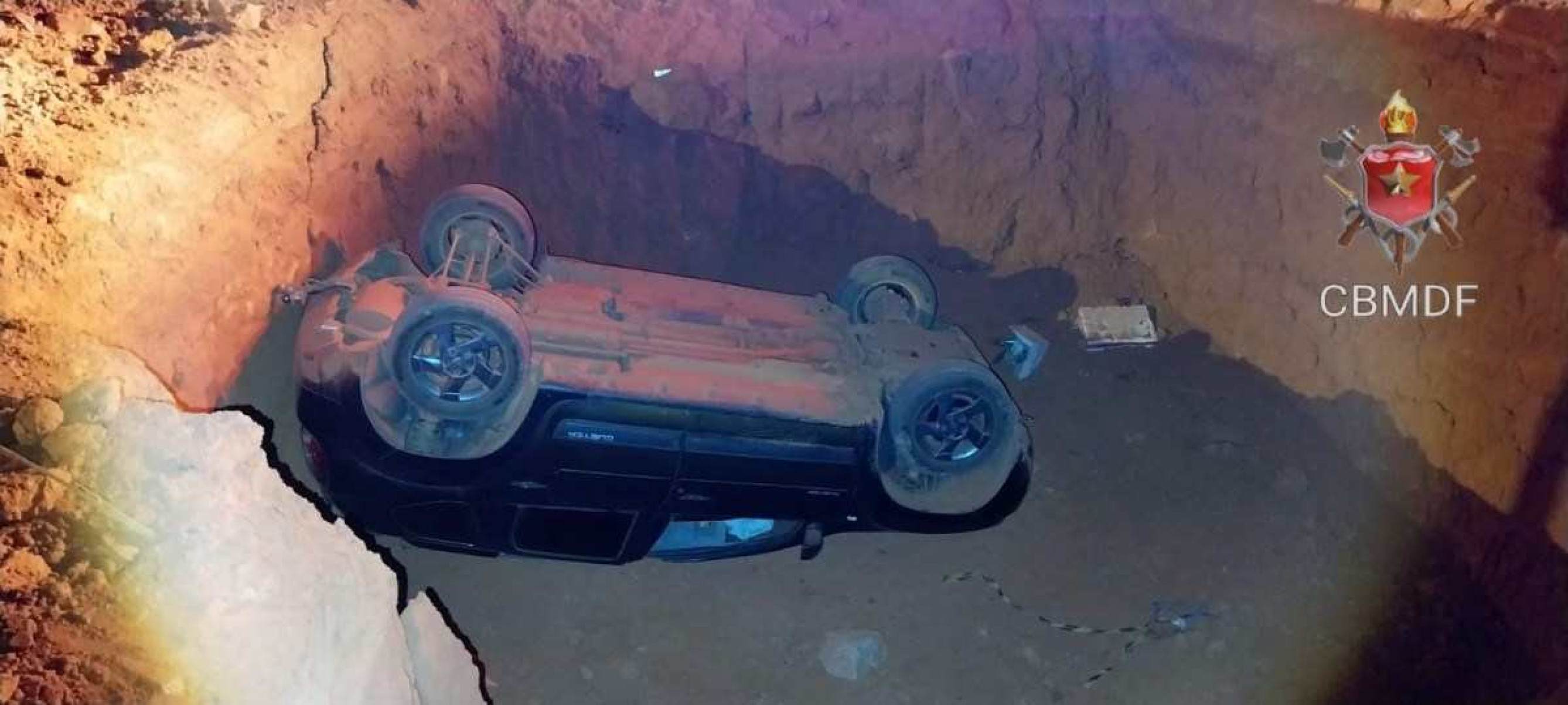 Carro cai em buraco e motorista não é encontrado; veja vídeo