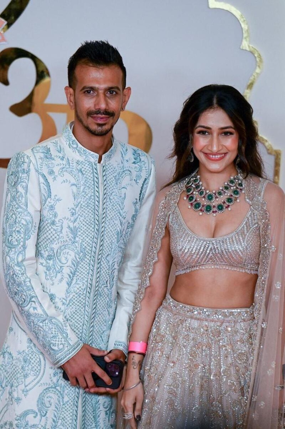 O jogador de críquete indiano Yuzvendra Chahal (L) posa com sua esposa Dhanashree Verma quando eles chegam para participar da cerimônia