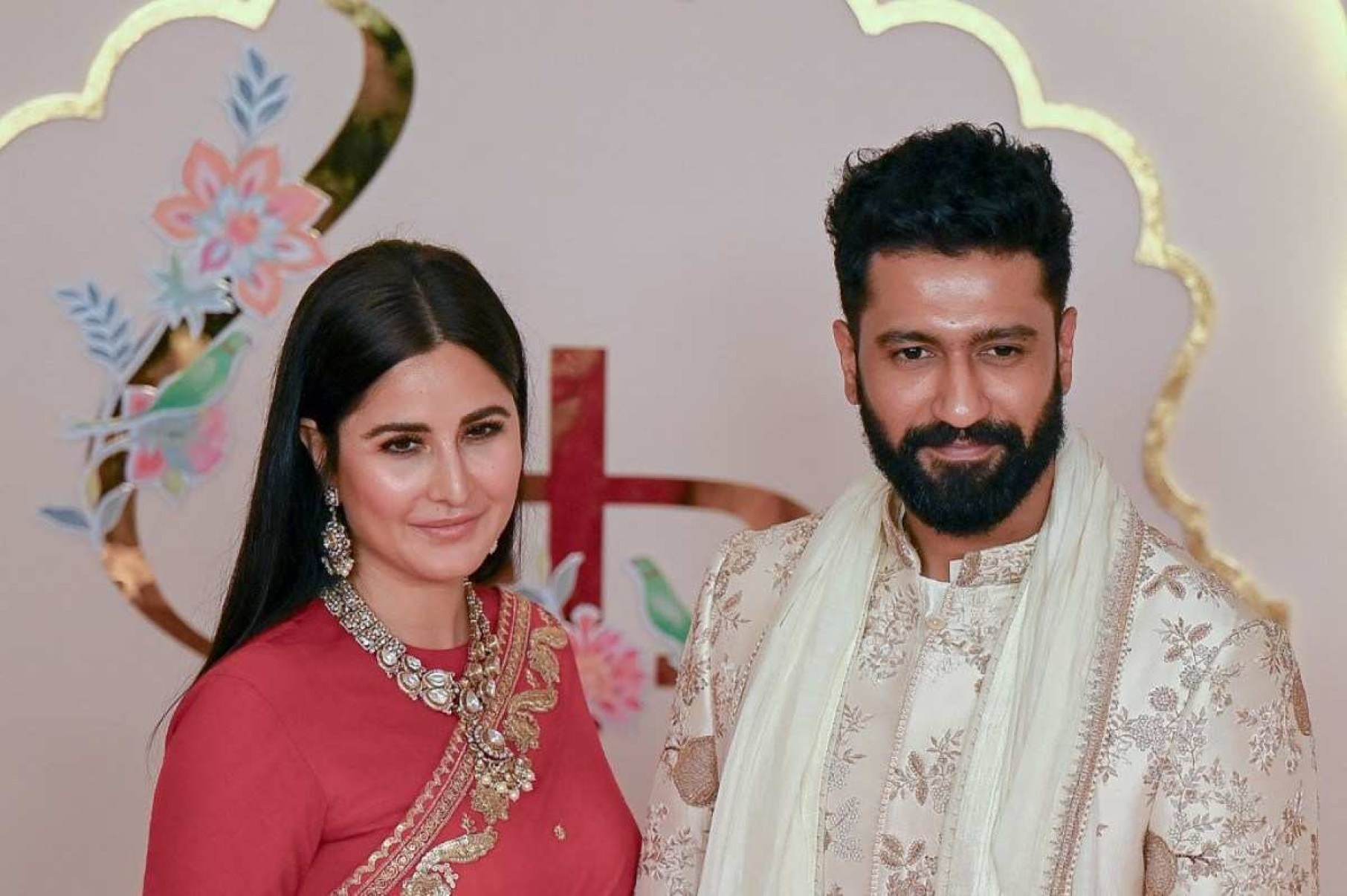 O ator de Bollywood Vicky Kaushal (R) com sua esposa e atriz Katrina Kaif posam para fotos ao chegarem para participar da cerimnia