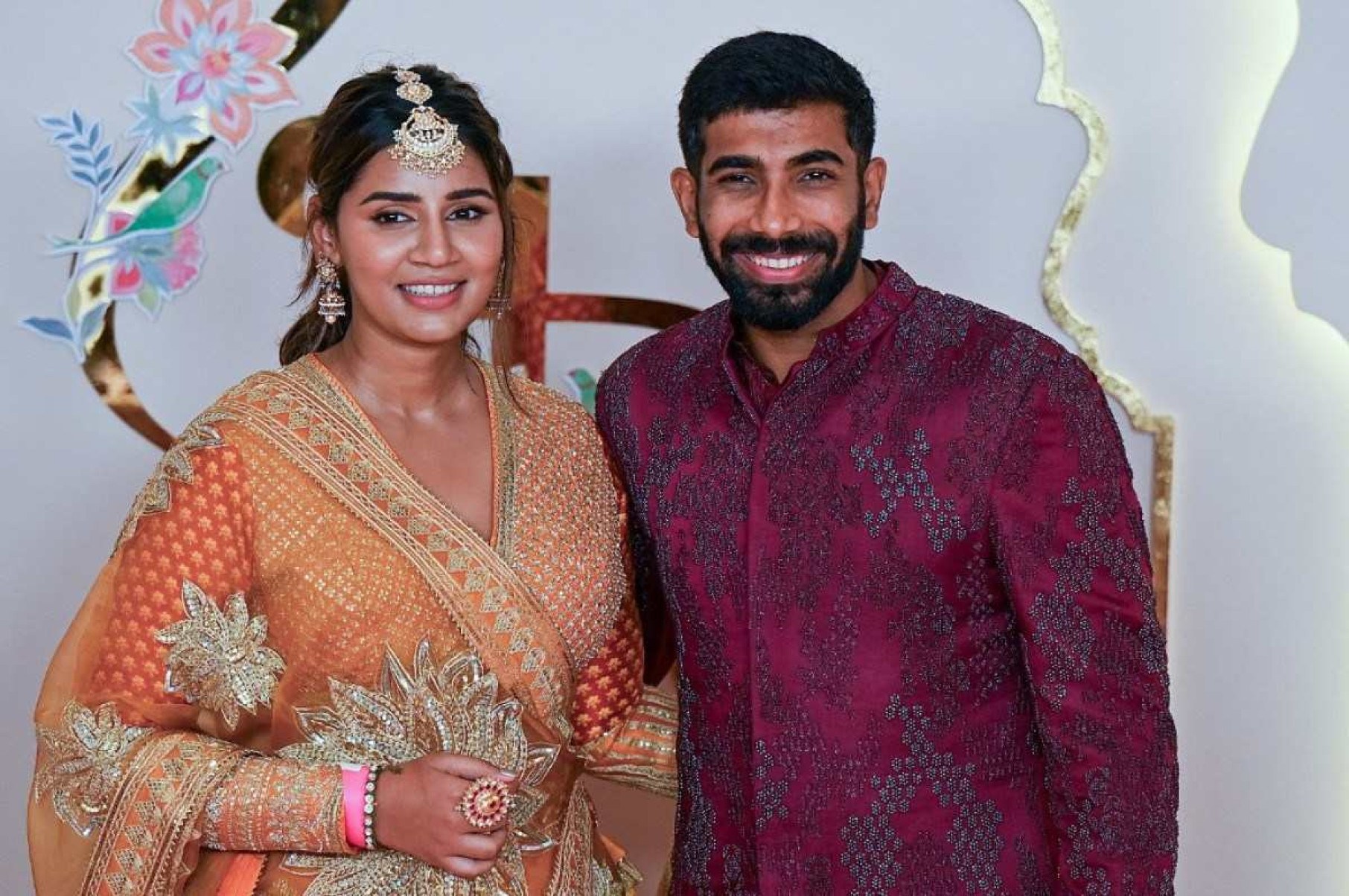 O jogador de crquete indiano Jasprit Bumrah (R) posa com sua esposa Sanjana Ganesan quando eles chegam para participar da cerimnia