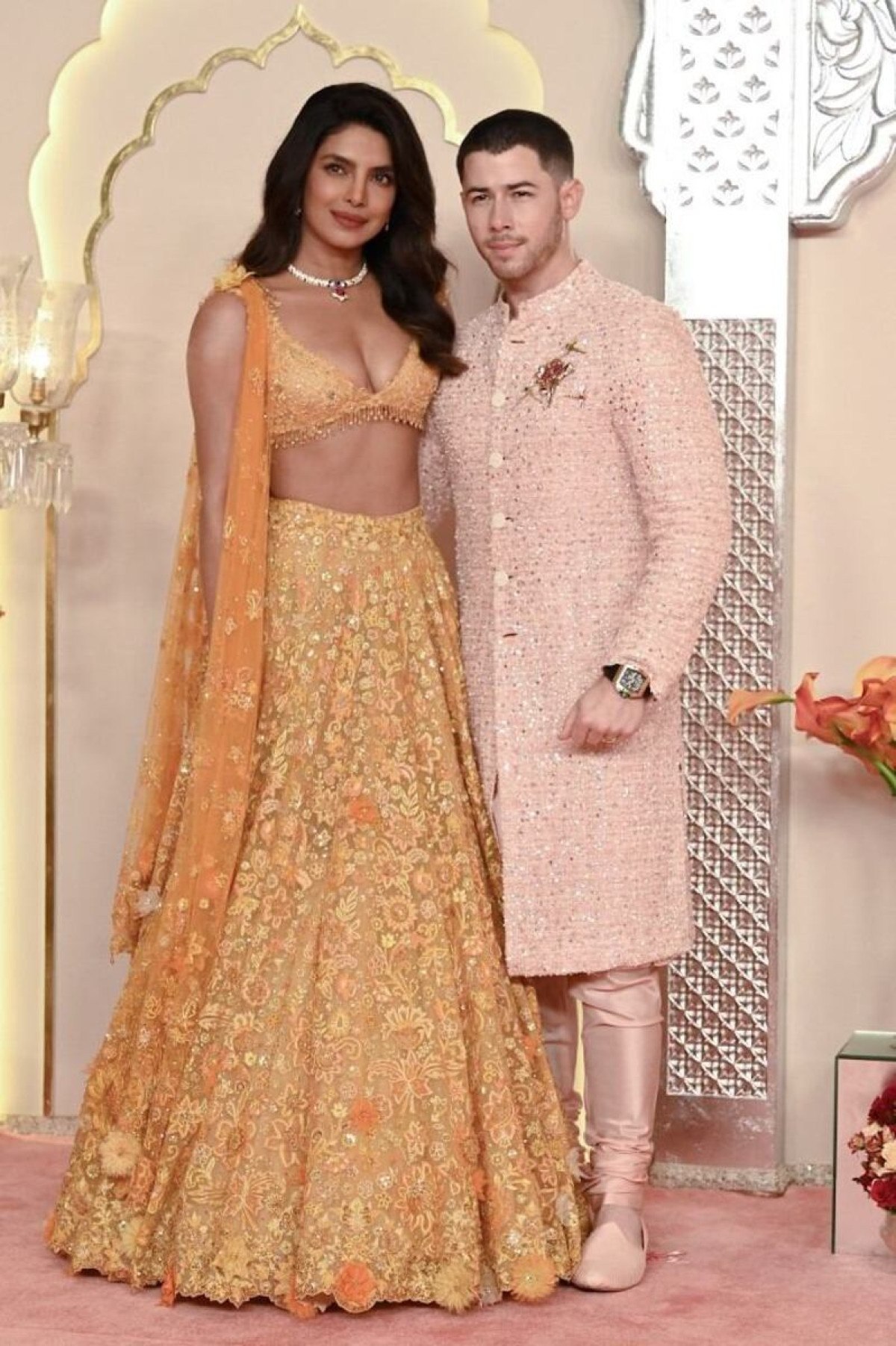 A atriz indiana Priyanka Chopra Jonas (L) e seu marido, o cantor e compositor e ator americano Nick Jonas (R), posam para fotos ao chegarem para participar da cerimnia de casamento