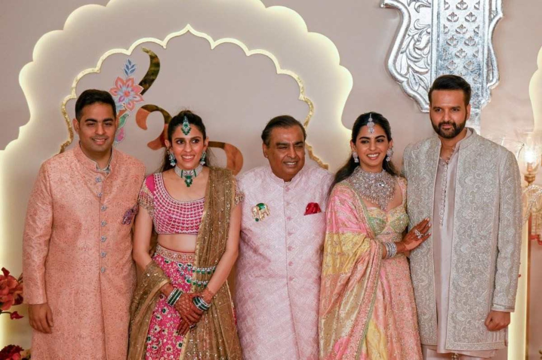 O magnata bilionrio e presidente da Reliance Industries Mukesh Ambani (C), a filha Isha Ambani (2R), o filho Akash Ambani (L), a nora Shloka Mehta (2L) e o genro Anand Piramal posam para fotos como eles chegam para participar da cerimnia de casamento de Anant Ambani e Radhika Merchant