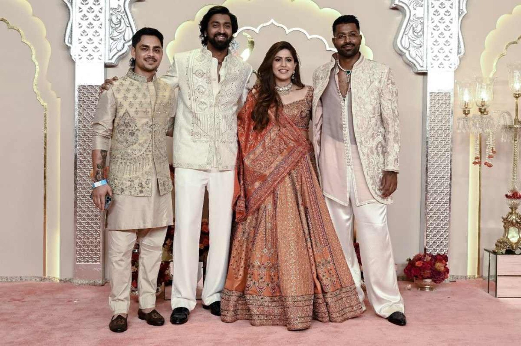 Os jogadores de crquete indianos Ishan Kishan (L), Krunal Pandya (2L) com sua esposa e Hardik Pandya (R) posam para fotos ao chegarem para participar da cerimnia