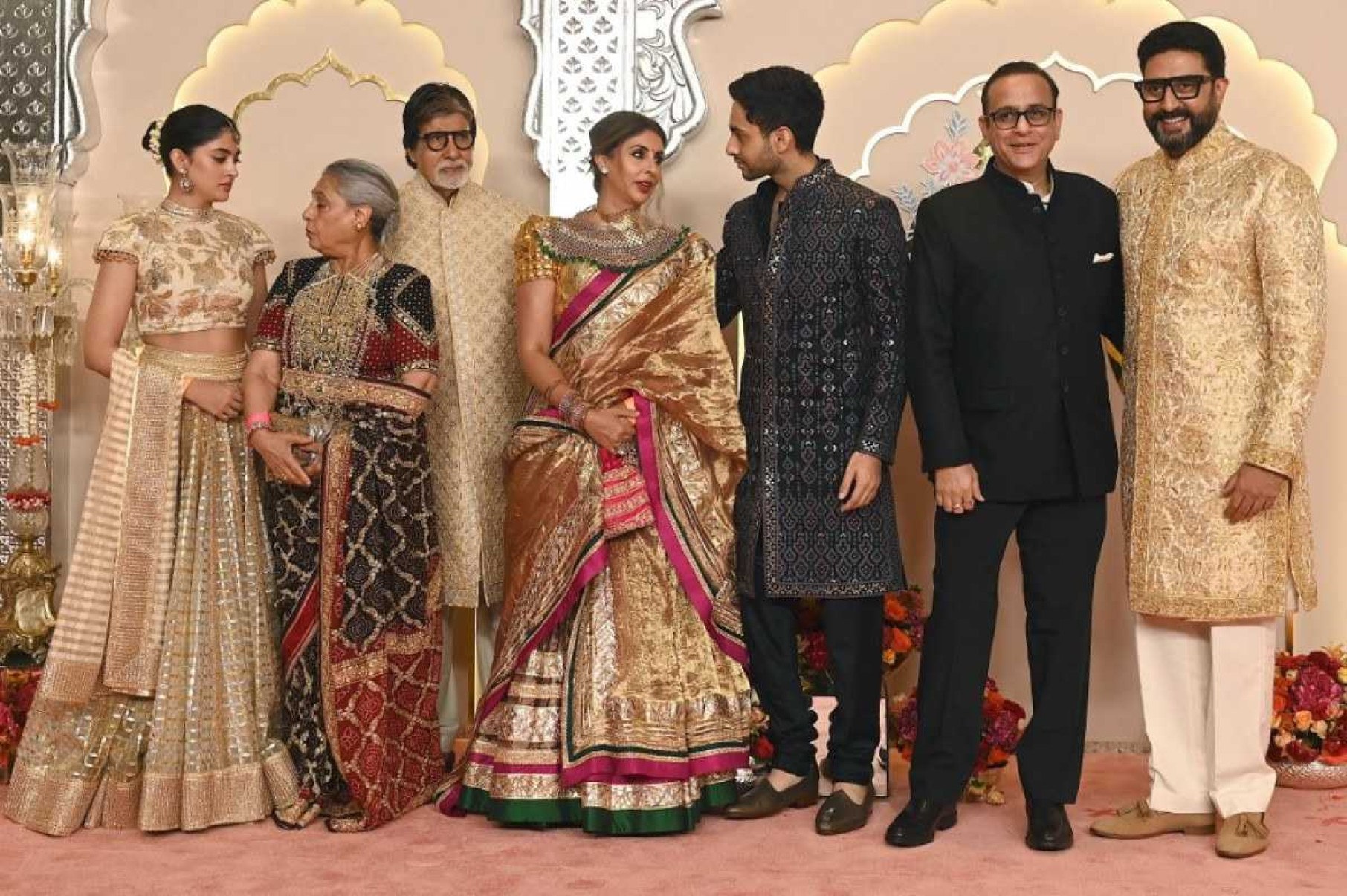 Os atores de Bollywood Amitabh Bachchan (3L), Jaya Bachchan (2L), Shweta Bachchan (C), sua filha Navya Nanda Naveli (1L), seu filho Agastya Nanda (3R), Nikhil Nanda (marido de Shwet) (2R) e Abhishek Bachchan (1R) posam para fotos ao chegarem para assistir à cerimônia