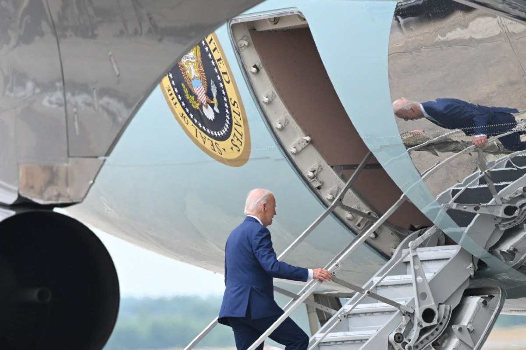 Biden embarca no Força Aérea Um na Base Aérea de Andrews, em Maryland, rumo ao comício em Detroit