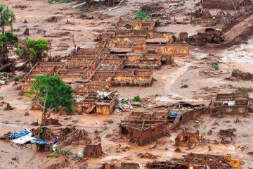 Na tragédia, o rompimento de uma barragem da Samarco liberou uma avalanche de rejeitos causando 19 mortes e gerando impactos para populações de dezenas de cidades ao longo da bacia do Rio Doce -  (crédito: Antônio Cruz/Agência Brasil)
