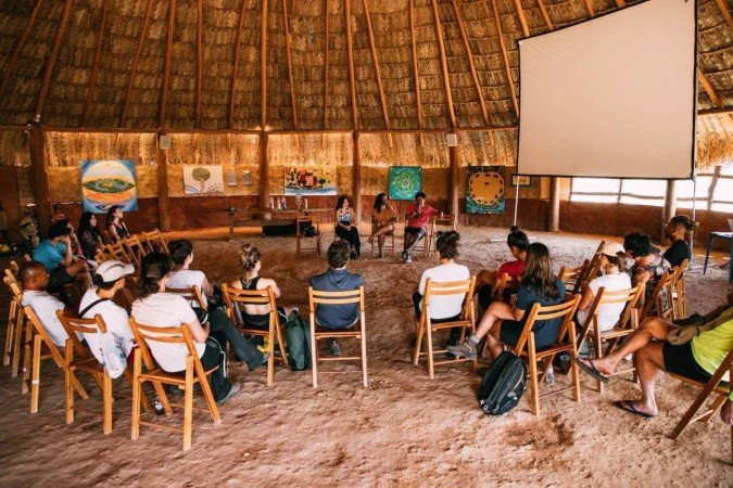 Roda de conversa entre indígenas e não-indígenas.
