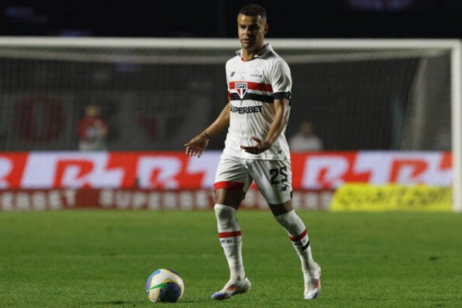 O meia Alisson saiu na bronca com a arbitragem em derrota do time paulista -  (crédito: Foto: Rubens Chiri/Saopaulofc.net)