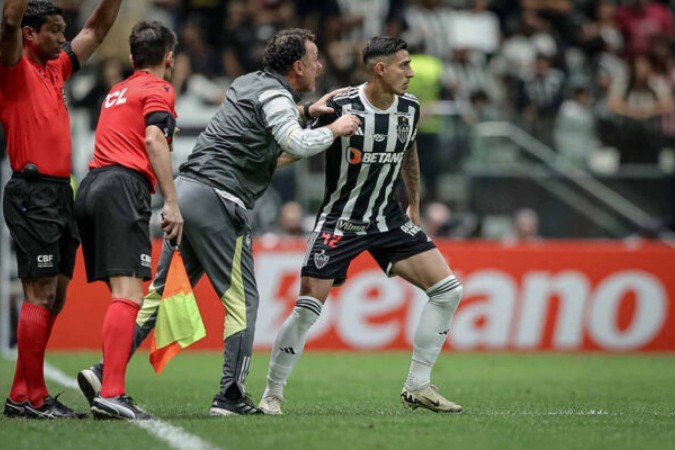 Milito na beira do campo durante vitória do Galo -  (crédito: Foto: Pedro Souza / Atlético)