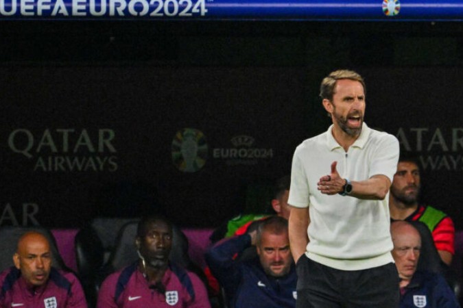  England's head coach Gareth Southgate shouts instructions during the UEFA Euro 2024 semi-final football match between the Netherlands and England at the BVB Stadion in Dortmund on July 10, 2024. (Photo by Jewel SAMAD / AFP)
     -  (crédito:  AFP via Getty Images)