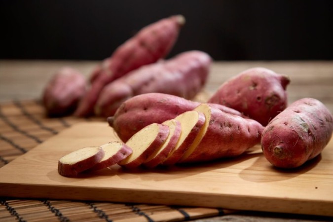 A batata-doce é um alimento rico em nutrientes importantes para a saúde (Imagem: 1981 Rustic Studio kan | Shutterstock) -  (crédito: EdiCase)