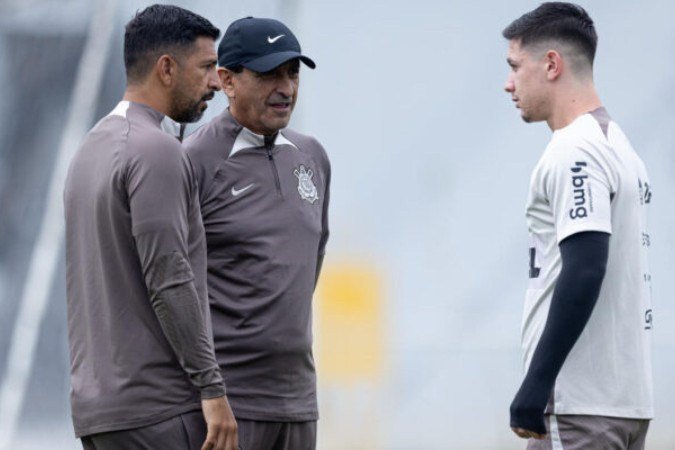 Ramón Díaz conversa com Rodrigo Garro no treino do Corinthians  -  (crédito: Foto: Rodrigo Coca / Ag. Corinthians)