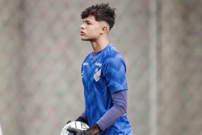 Bruninho tem 17 anos e atua como goleiro -  (crédito: Foto: Reprodução / Instagram)