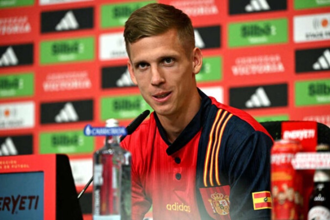  Spain's forward #10 Daniel Olmo attends a press conference at the team's base camp in Donaueschingen on July 12, 2024, ahead of the UEFA Euro 2024 final football match between Spain and England. (Photo by JAVIER SORIANO / AFP)
     -  (crédito:  AFP via Getty Images)