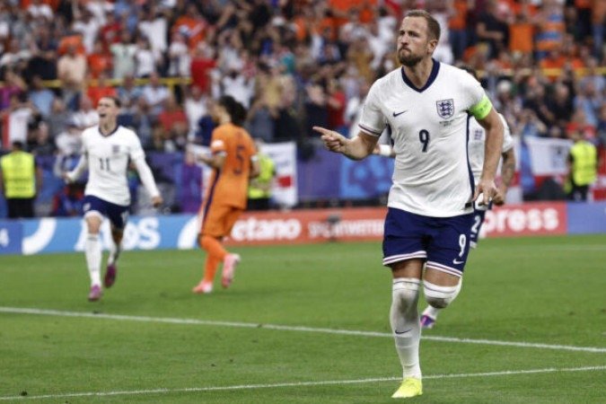 England's forward #09 Harry Kane celebrates after scoring a penalty kick for his team's first goal during the UEFA Euro 2024 semi-final football match between the Netherlands and England at the BVB Stadion in Dortmund on July 10, 2024. (Photo by KENZO TRIBOUILLARD / AFP)
- (crédito: AFP via Getty Images) England's forward #09 Harry Kane celebrates after scoring a penalty kick for his team's first goal during the UEFA Euro 2024 semi-final football match between the Netherlands and England at the BVB Stadion in Dortmund on July 10, 2024. (Photo by KENZO TRIBOUILLARD / AFP)
- (crédito: AFP via Getty Images)