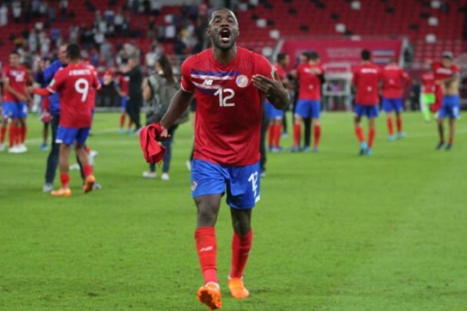  Costa Rica's forward Joel Campbell celebrates with the fans after winning the FIFA World Cup 2022 inter-confederation play-offs match between Costa Rica and New Zealand on June 14, 2022, at the Ahmed bin Ali Stadium in the Qatari city of Ar-Rayyan. - Costa Rica beat New Zealand 1-0 to claim the last spot at this year's World Cup finals. Joel Campbell scored the only goal in the third minute. (Photo by MUSTAFA ABUMUNES / AFP) (Photo by MUSTAFA ABUMUNES/AFP via Getty Images)
     -  (crédito:  AFP via Getty Images)