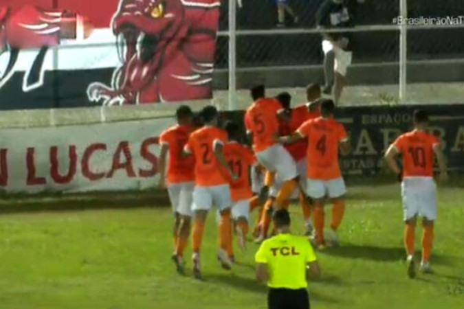 Jogadores do Nova Iguaçu comemoram o primeiro gol no triunfo sobre o Serra, fora de casa -  (crédito: Foto: Reprodução / TVE ES)