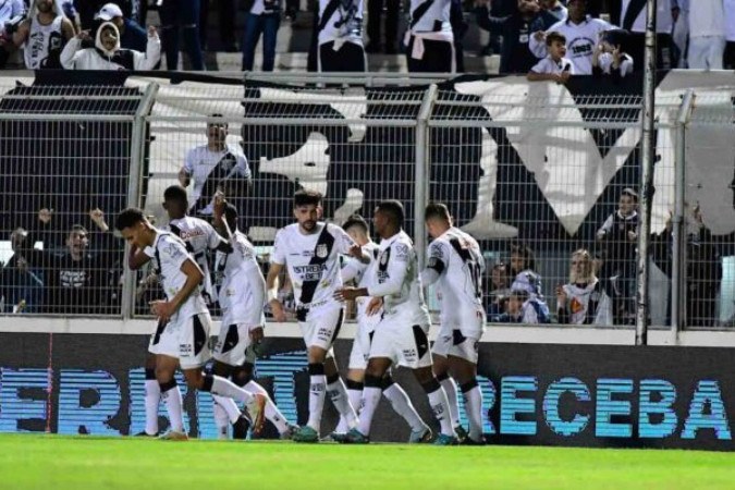 Jogadores da Macaca comemoram um dos gols no Moisés Lucarelli -  (crédito: Foto: Marcos Ribolli/ PontePress)