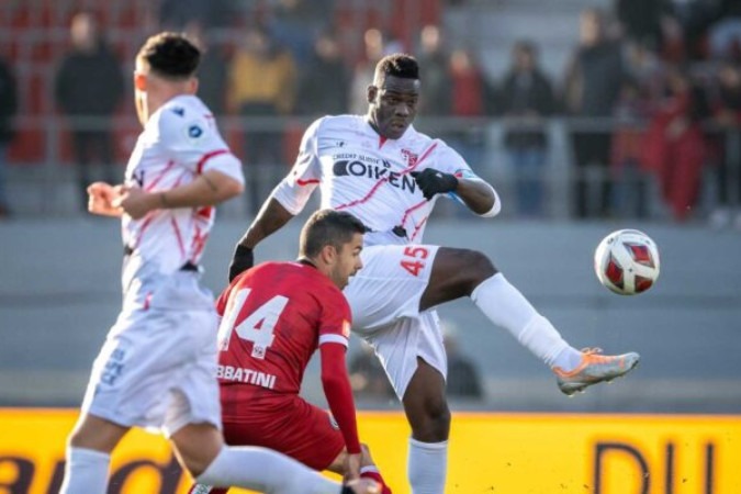  FC Sion's Italian forward Mario Balotelli (R) controls the ball against FC Lugano's Uruguayan midfielder Jonathan Sabbatini during the Swiss Super League football match FC Sion against FC Lugano at the Tourbillon stadium in Sion, on March 5, 2023. (Photo by Fabrice COFFRINI / AFP) (Photo by FABRICE COFFRINI/AFP via Getty Images)
     -  (crédito:  AFP via Getty Images)