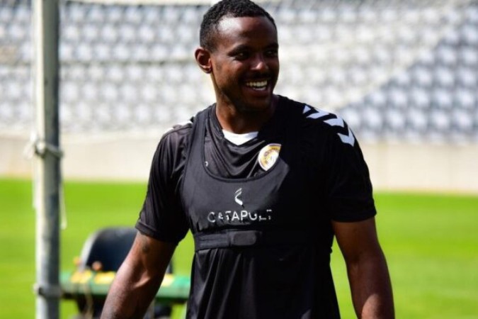 Ulisses com a camisa do Nacional, de Portugal -  (crédito: - Foto: Divulgação/C.D. Nacional)