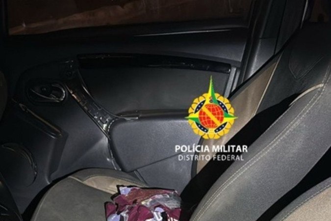 O condutor foi autuado por embriaguez ao volante após tentar fugir de uma blitz, na madrugada desta sexta-feira (12/7) -  (crédito: PMDF)