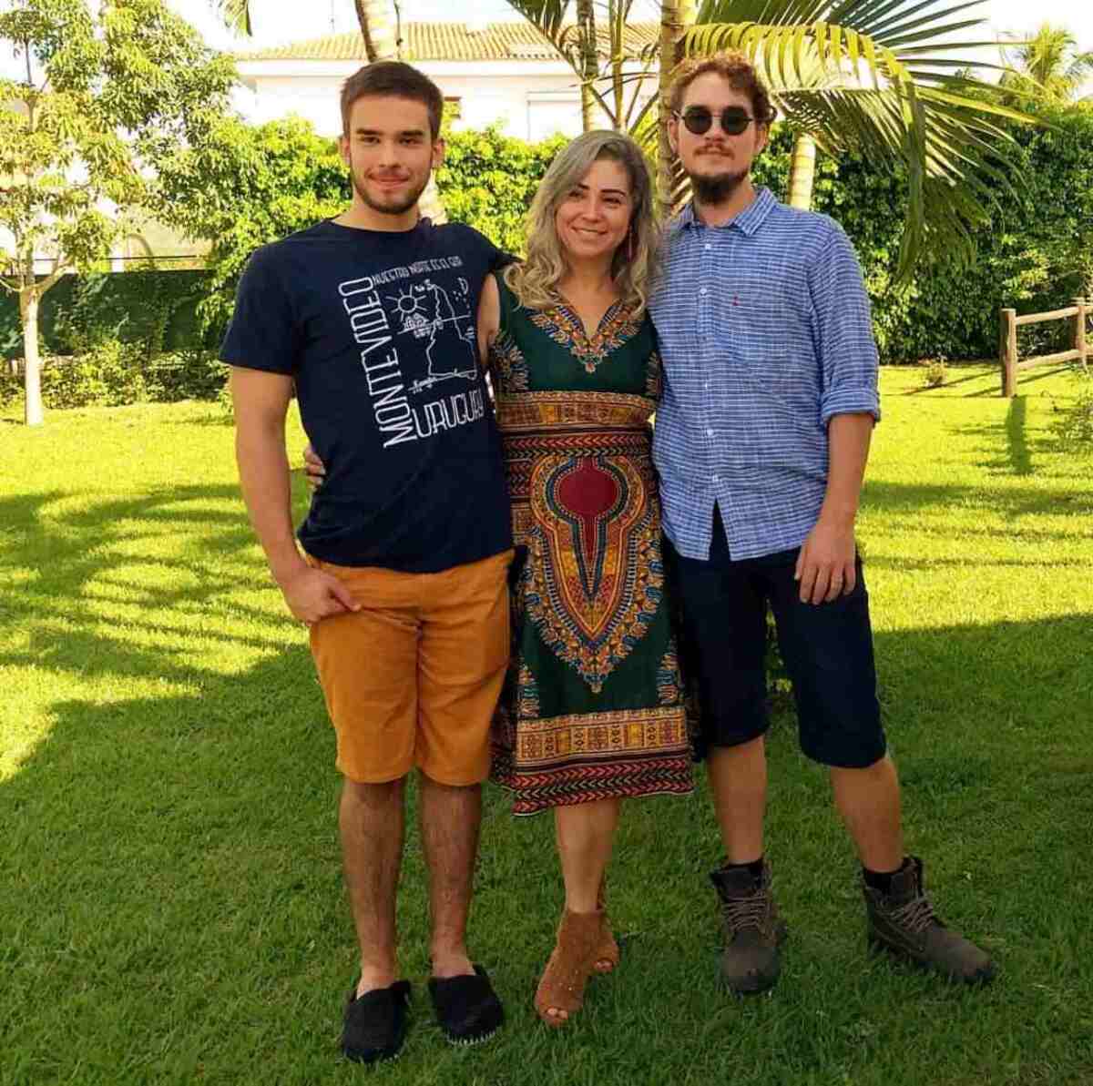 Flávia com seus filhos Caio e Tomás atualmente 