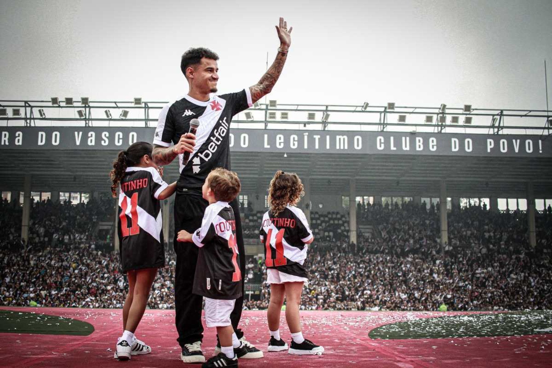 Vasco apresenta Coutinho para mais de 20 mil torcedores em São Januário