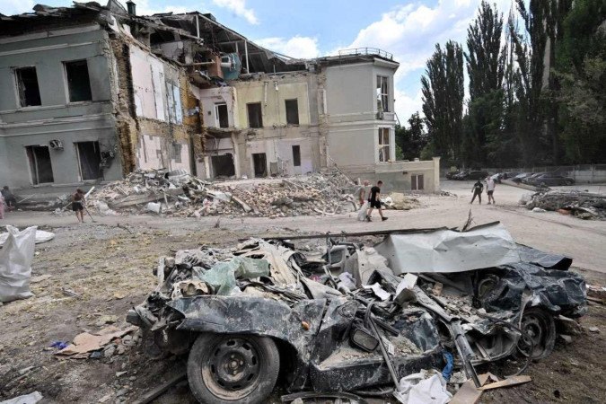 Voluntários e destroços em Okhmatdyt, o maior hospital infantil, em Kiev (Ucrânia)   -  (crédito: Sergei Supinsky/ AFP)