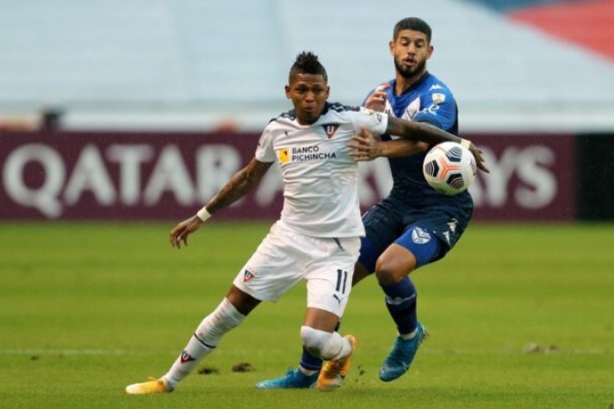  Ecuador's Liga de Quito Billy Arce (L) vies for the ball with Argentina's Velez Matias De los Santos during the Copa Libertadores football tournament group stage match between Ecuador's Liga de Quito and Argentina's Velez Sarsfield at the Rodrigo Paz Delgado Stadium in Quito on April 27, 2021. (Photo by Dolores Ochoa / POOL / AFP)
       -  (crédito:  AFP)